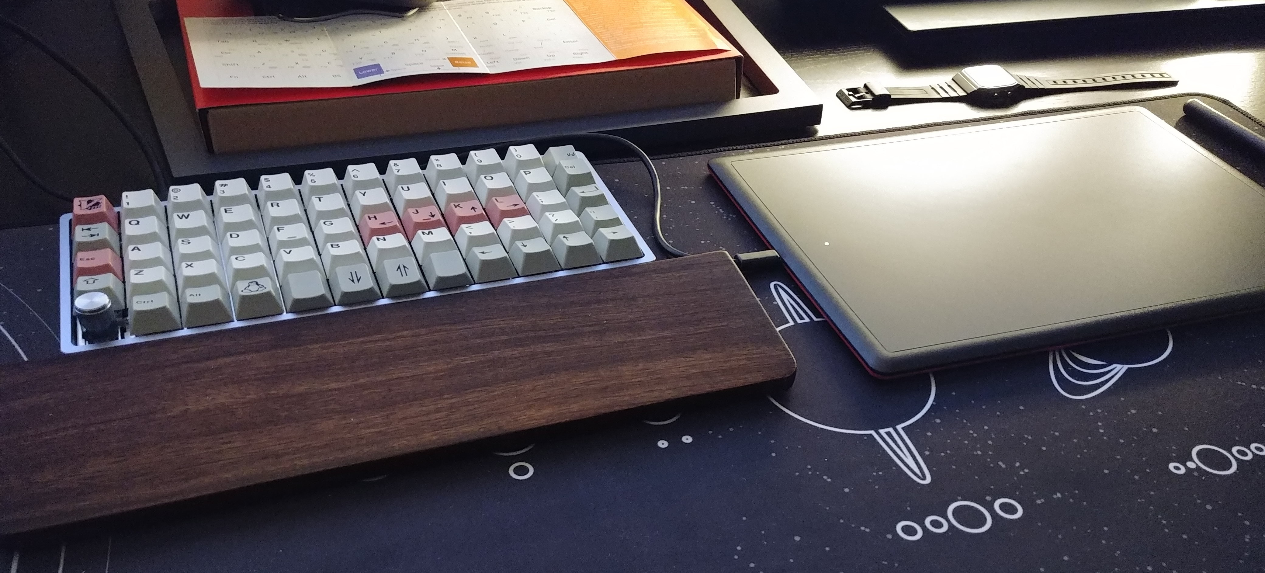 a small ortholinear keyboard on the left and a pen tablet on the right